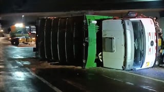 Camión de basura se volcó en la vía de Evitamiento y genera congestión: Los detalles