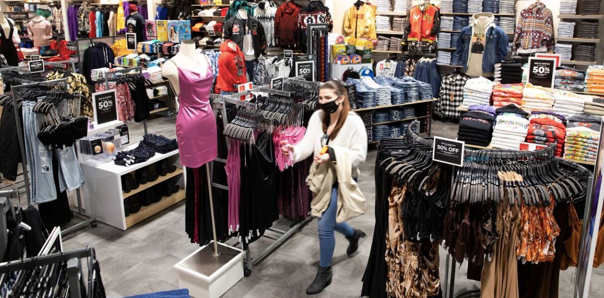Rue21 se especializa en ofrecer ropa, calzado y accesorios modernos y asequibles para adolescentes y adultos jóvenes (Foto: AFP)
