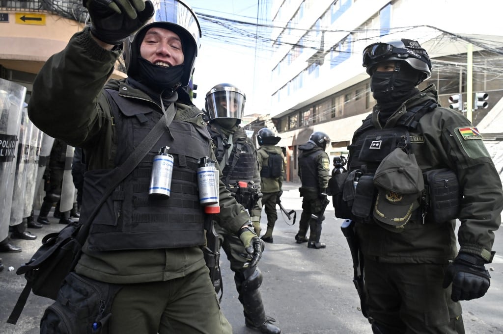 Agentes antidisturbios toman posiciones durante los enfrentamientos con manifestantes en una protesta que exigía la renuncia del presidente boliviano Rodrigo Paz, en La Paz, el 18 de mayo de 2026. (Foto de Aizar RALDES / AFP)