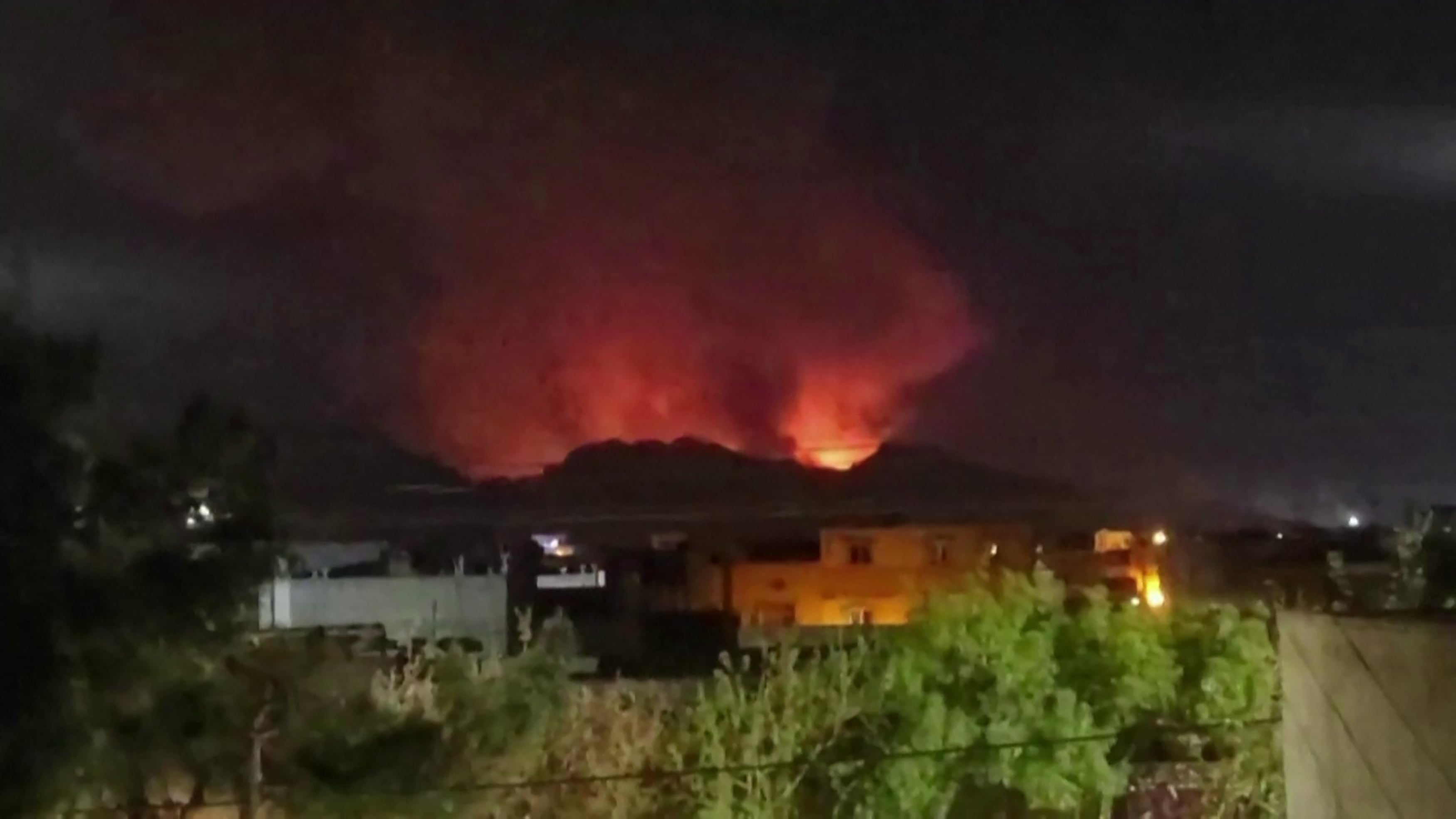 La infraestructura, aún en construcción, era considerada la más alta de Oriente Medio, con una columna de 136 metros, (Foto de varias fuentes / AFP).