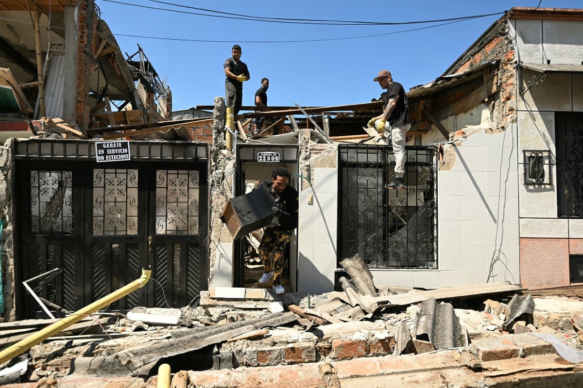 Varias personas retiran los escombros de una casa derrumbada tras el terremoto que azotó Pereira, Colombia, el 11 de agosto de 2026. (Luis ACOSTA / AFP)