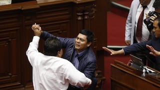 Pelea en el Congreso: este es el momento en que Pasión Dávila golpeó por la espalda a Juan Burgos VIDEO