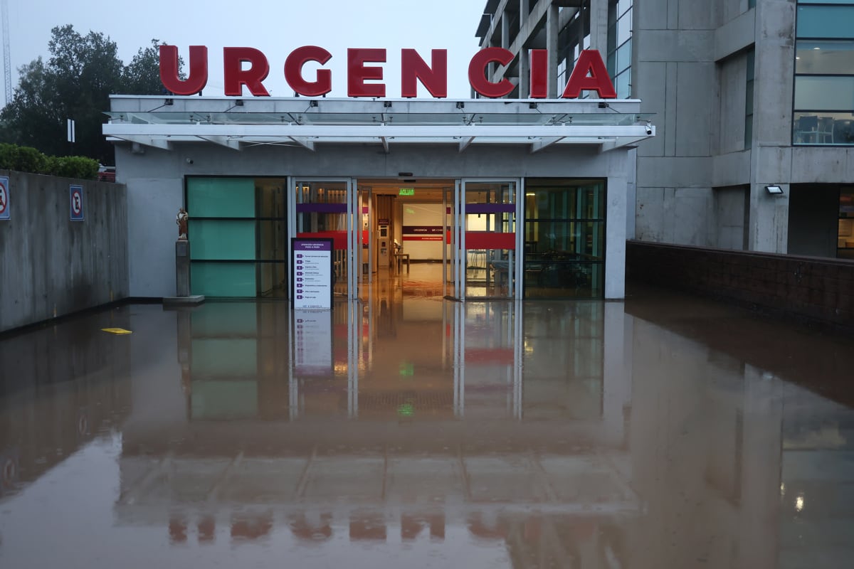La entrada de urgencias de la clínica San Carlos de Apoquindo afectada por un aluvión, en la comuna de Las Condes, en Santiago, Chile, el 8 de octubre de 2026. (Javier Torres / EFE)