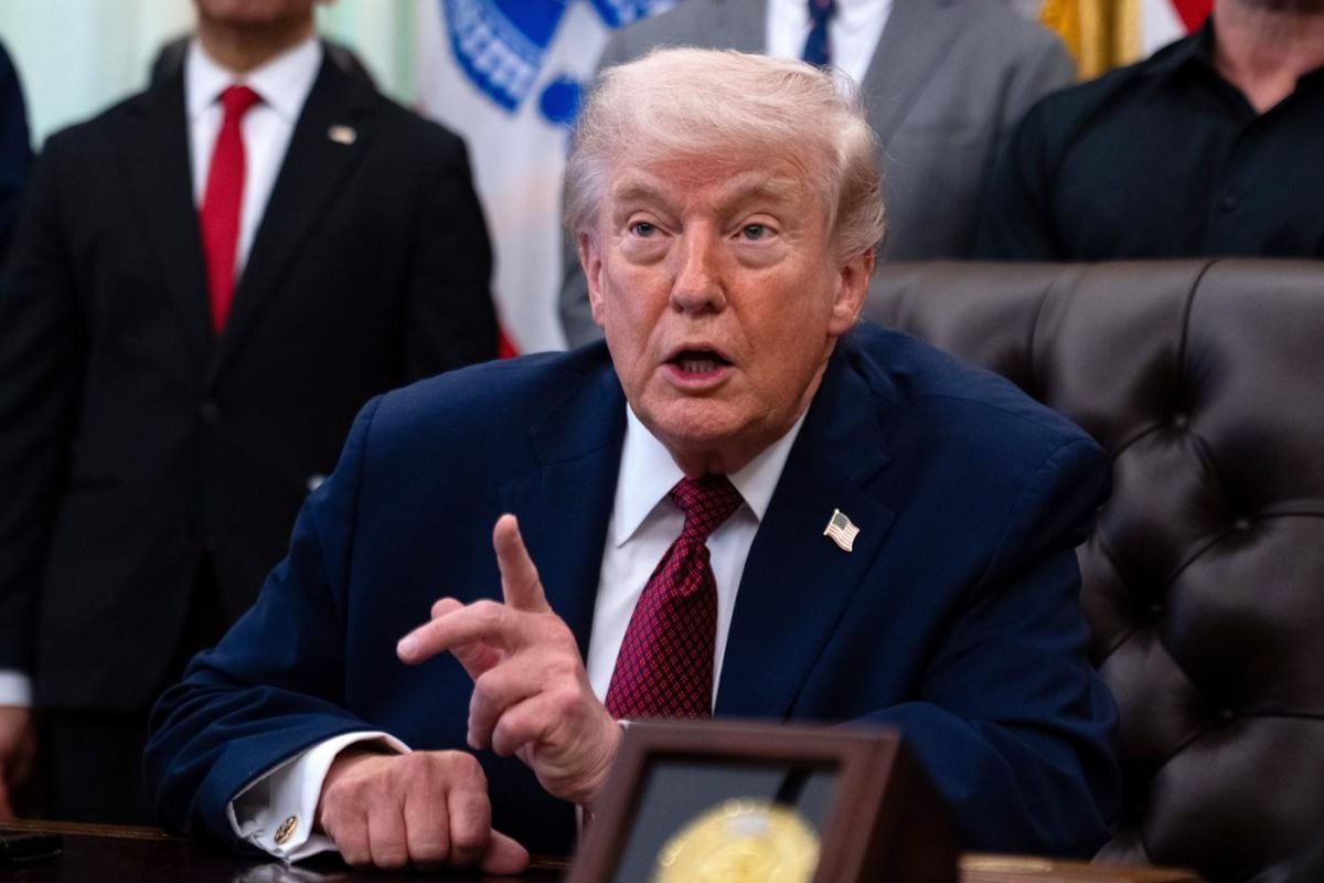 El presidente de Estados Unidos, Donald Trump, habla en el Despacho Oval de la Casa Blanca en Washington, D.C., EE. UU., el 18 de abril de 2026. Foto: EFE/EPA/ALLISON ROBBERT