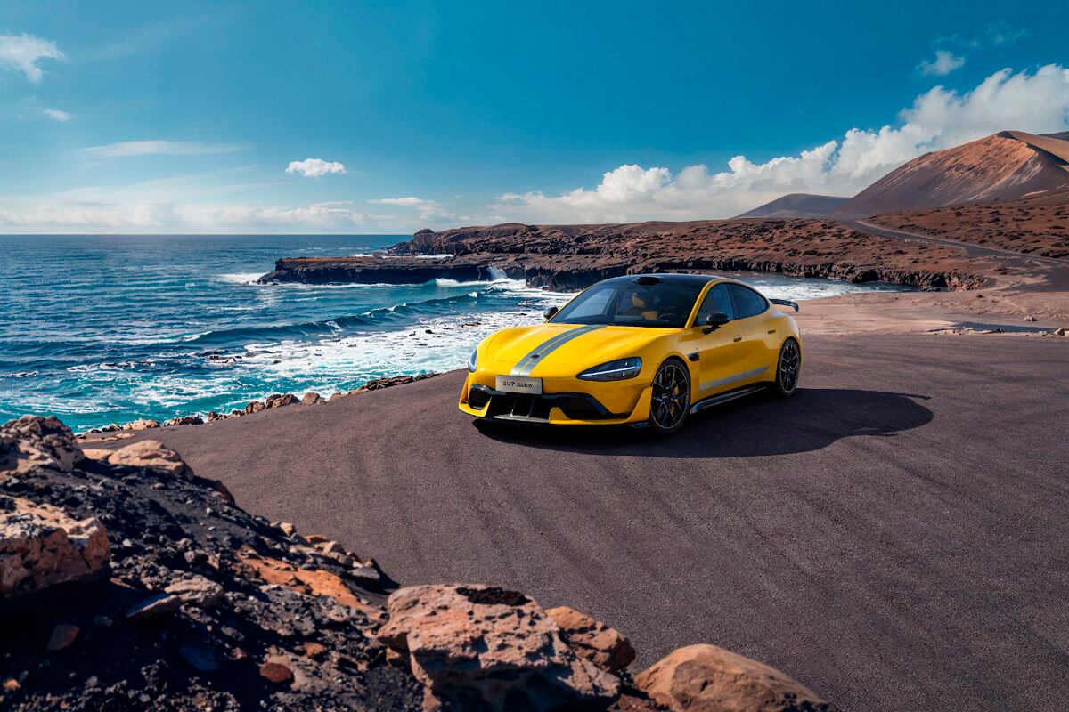 Xiaomi presentó este martes el SU7 Ultra, su nuevo sedán eléctrico que marca un avance significativo en la tecnología de vehículos de alto rendimiento para el gigante tecnológico chino. Este modelo combina un diseño innovador con características deportivas, elevando la experiencia de conducción al siguiente nivel, según informó la compañía en un evento de presentación realizado en Pekín. El precio base del SU7 Ultra, anunciado hoy por el mismo fundador de Xiaomi, Lei Jun, que desde hace unos años se ha centrado en desarrollar departamento de vehículos eléctricos de la compañía, comienza en 814.900 yuanes (aproximadamente 109.500 euros). -EFE/XIAOMI