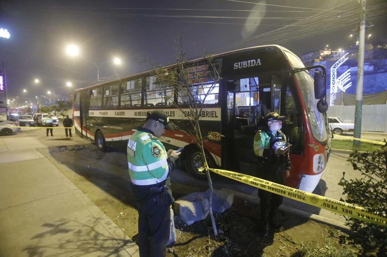 Extorsionadores balean bus de la línea 23 en avenida Canto Grande hiriendo al chofer. Fotos: GEC.