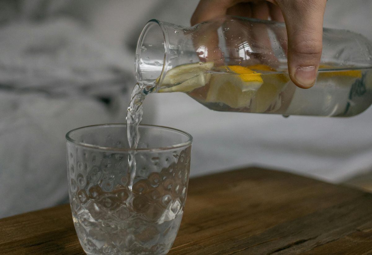 Incluir frutas con vitamina C a tu agua diaria es una gran manera de reforzar tu hidratación. (Foto: KATRIN BOLOVTSOVA / Pexels)