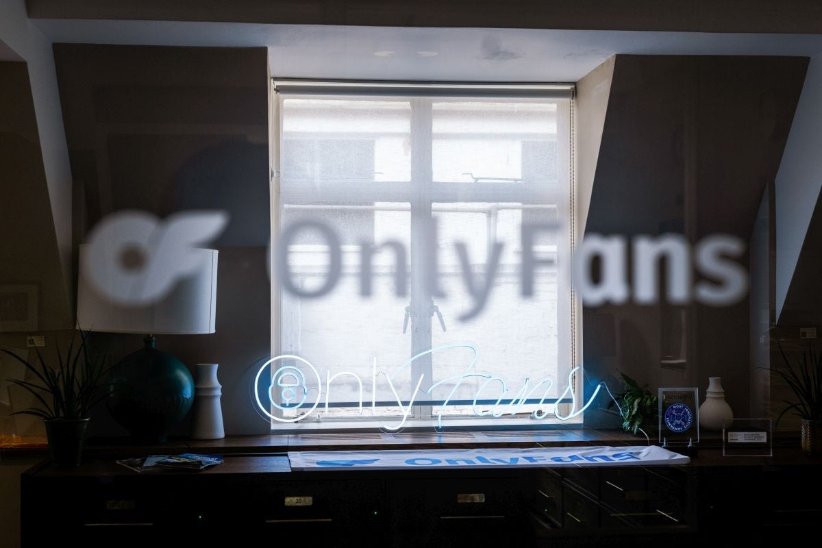 Un letrero de neón de OnlyFans Ltd. en la ventana de las oficinas de la compañía en Londres, Reino Unido, el viernes 4 de octubre de 2022.