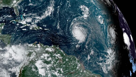 Esta imagen satelital proporcionada por la NOAA muestra el huracán Lee sobre el Océano Atlántico. (Foto: AFP)