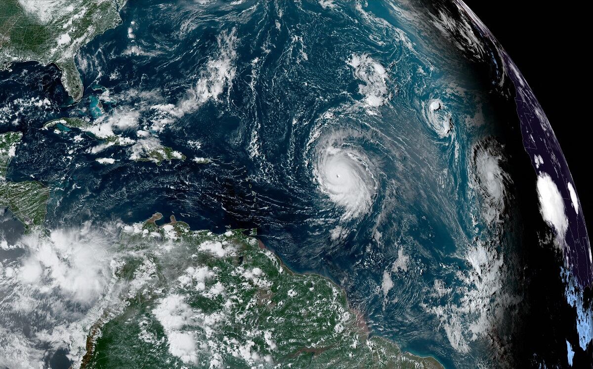 Esta imagen satelital proporcionada por la NOAA muestra el huracán Lee sobre el Océano Atlántico. (Foto: AFP)