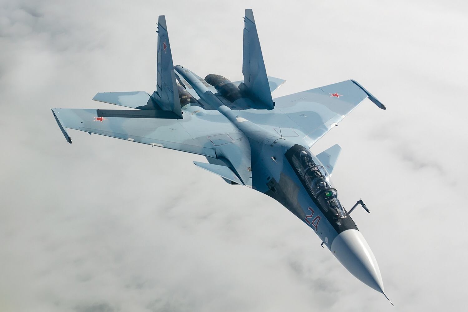 El Sukhoi Su-30MK2 es un caza multifuncional de cuarta generación de origen ruso, adquirido por Venezuela en 2006. Este avión es una versión mejorada del Su-30, diseñada para ofrecer capacidad de combate aire-aire y aire-tierra con una destacada maniobrabilidad y alcance. Foto: Wikipedia.