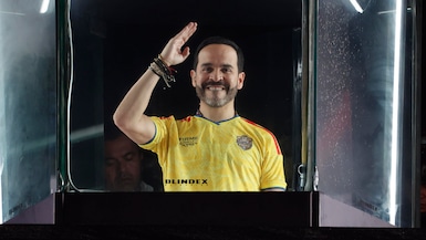 El candidato a la Presidencia de Colombia Abelardo de la Espriella saluda luego de conocer el conteo preliminar que le da la victoria en la segunda vuelta. (EFE/ Mauricio Dueñas Castañeda).
