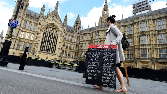 Reino Unido anuncia rebajas fiscales y subida de pensiones antes de elecciones