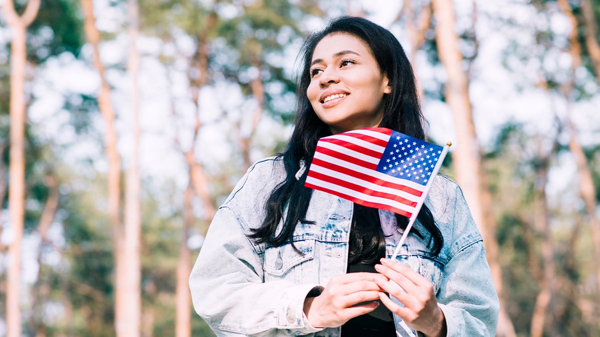 La desnaturalización es, entonces, un proceso en el que el Gobierno de Estados Unidos revoca la nacionalidad a extranjeros que la obtuvieron de manera fraudulenta, que representan un peligro a la sociedad o que oculte información importante (Foto: Freepik)