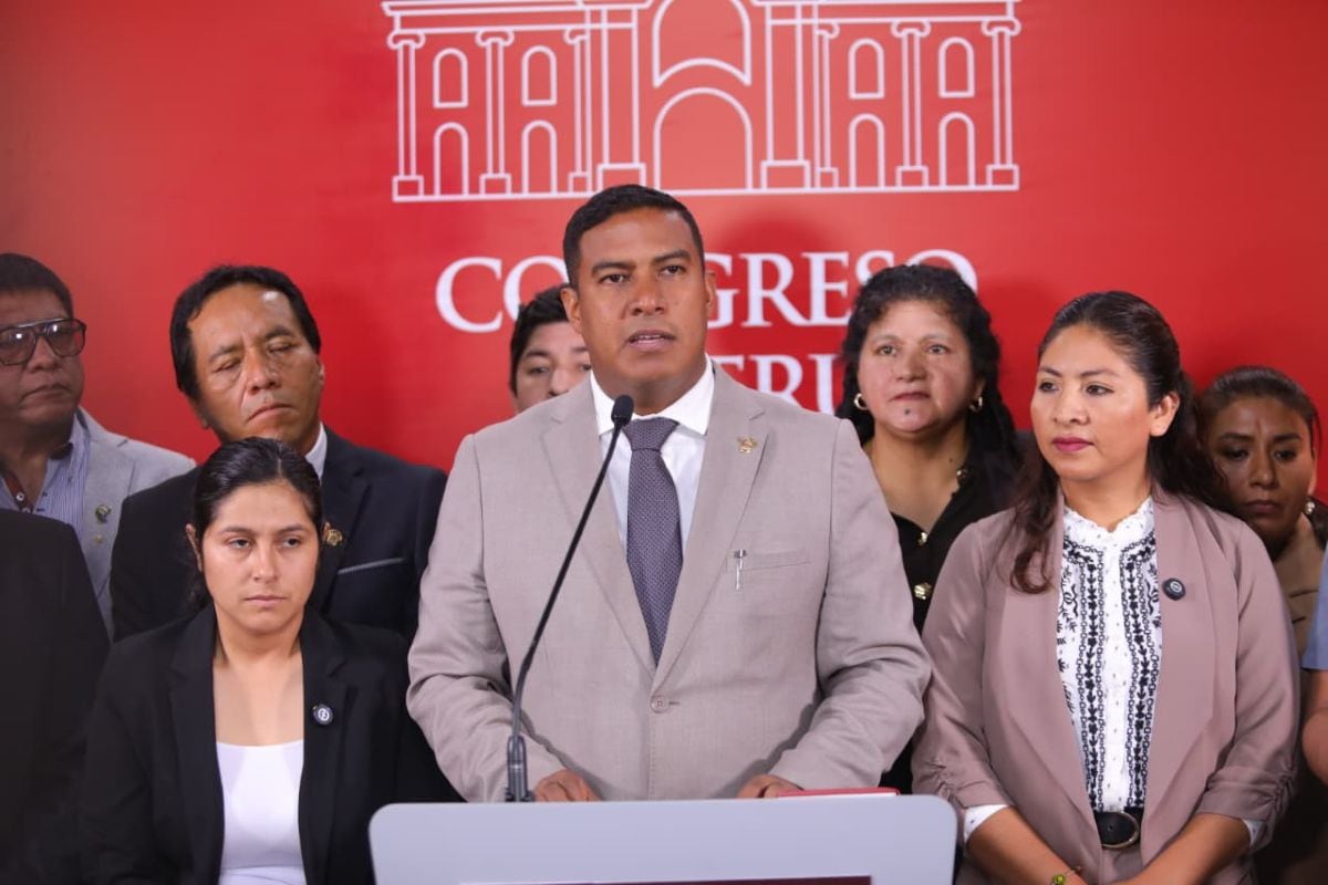 Ernesto Zunini, portavoz de Juntos por el Perú, lideró la conferencia de prensa de la bancada. Foto: GEC.