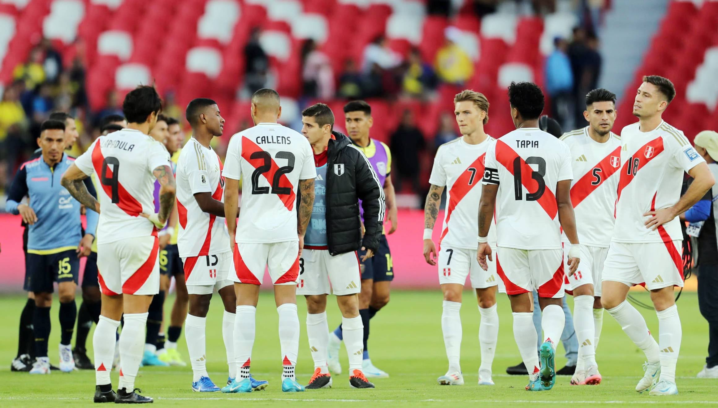 Los jugadores de la selección peruana se lamentan tras la derrota (1-0) que sufrieron ante Ecuador en el Estadio Rodrigo Paz Delgado de Quito. (Foto: EFE/ José Jácome)