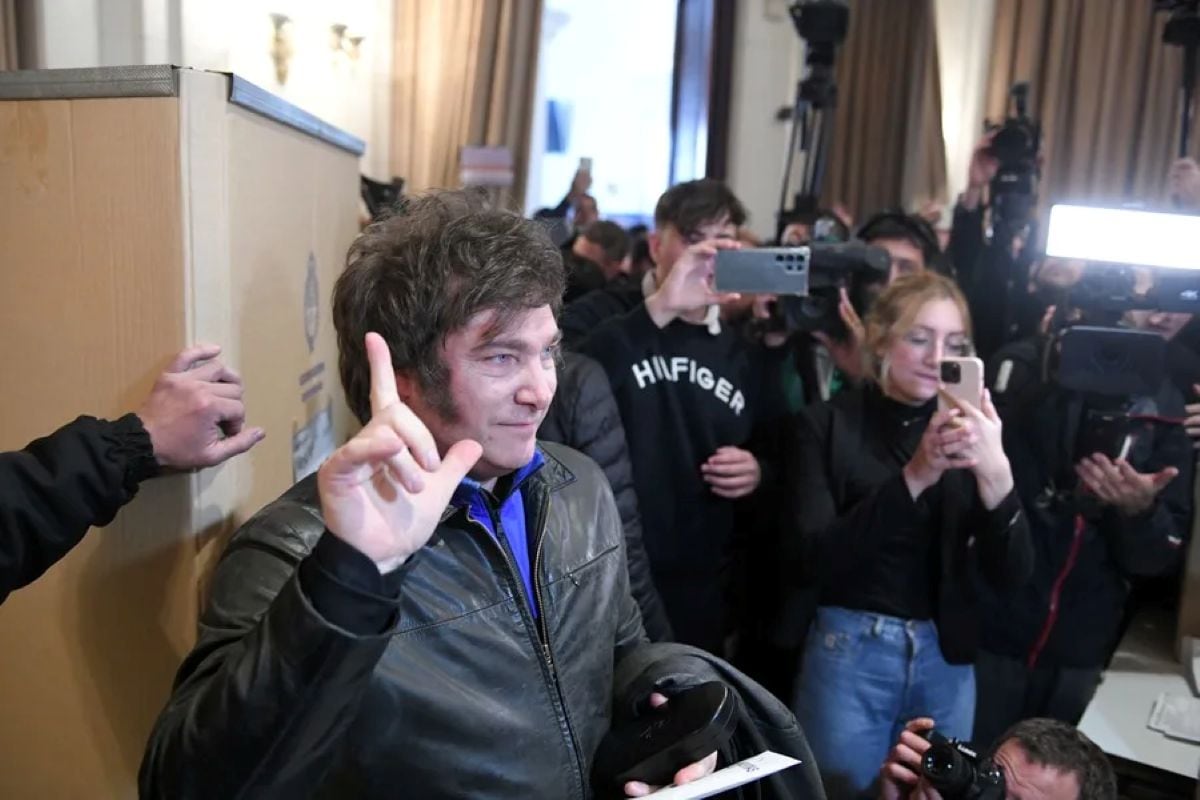 Milei endurece control sobre acreditaciones a la prensa en medio de denuncias por desinformación. Foto: EFE.