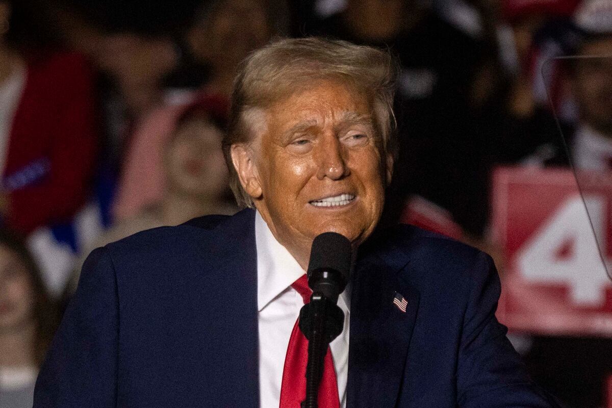 El expresidente estadounidense y candidato presidencial republicano Donald Trump habla durante un mitin de campaña en el Pabellón McCamish en Atlanta, Georgia, el 28 de octubre de 2024. (Foto de CHRISTIAN MONTERROSA / AFP)