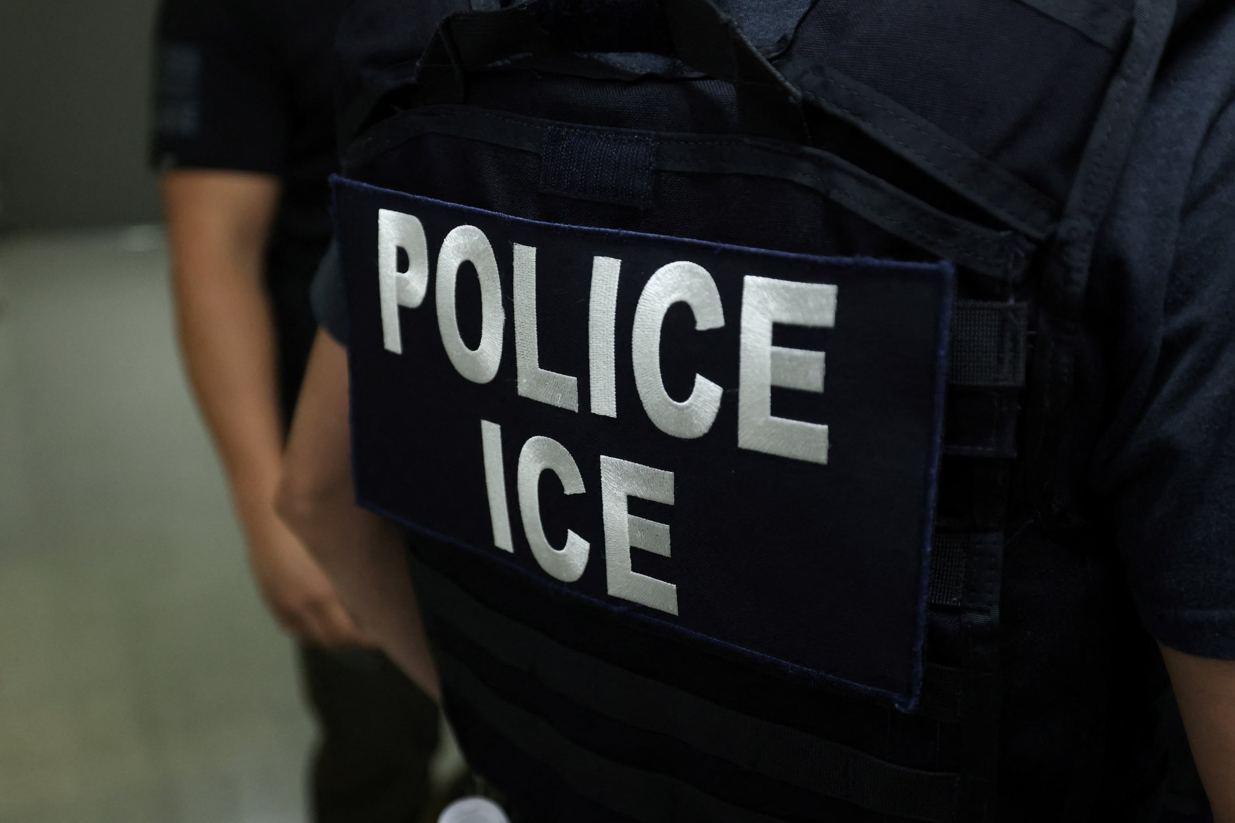 Datos internos revelan que más de 75 mil migrantes sin antecedentes fueron detenidos en operativos de ICE durante el primer año del Gobierno Trump. (Foto: AFP)