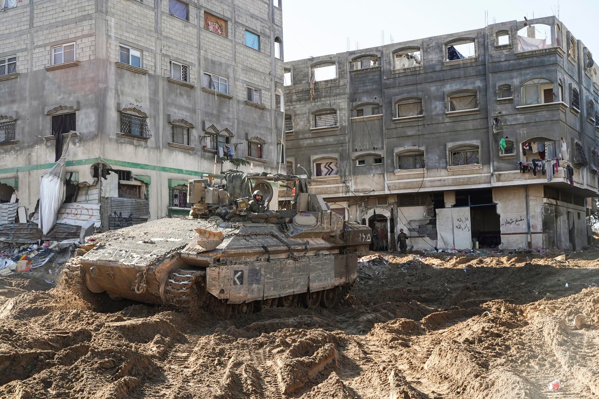 Edificios reducidos a escombros, fachadas agujereadas por el impacto de metralla de gran calibre y un océano de devastación es la imagen que persiste a lo largo de todo un recorrido por Yabalia, norte de la Franja de Gaza, al que la Agencia EFE tuvo acceso empotrado con el Ejército israelí. EFE/Alejandro Ernesto
