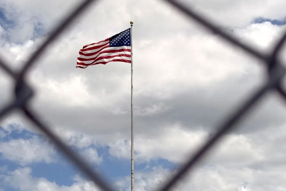 El Gobierno de Donald Trump anunció que los migrantes con visas temporales deberán salir de EE.UU. para tramitar la residencia permanente o “green card”. Foto: EFE.