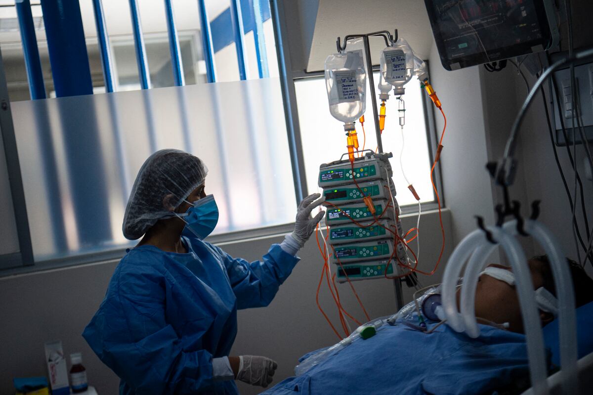 Los profesionales de la salud que laboraron durante la pandemia reclaman al Seguro Social las 33 mil horas impagas durante la tercera ola. (Foto de Ernesto BENAVIDES / AFP)