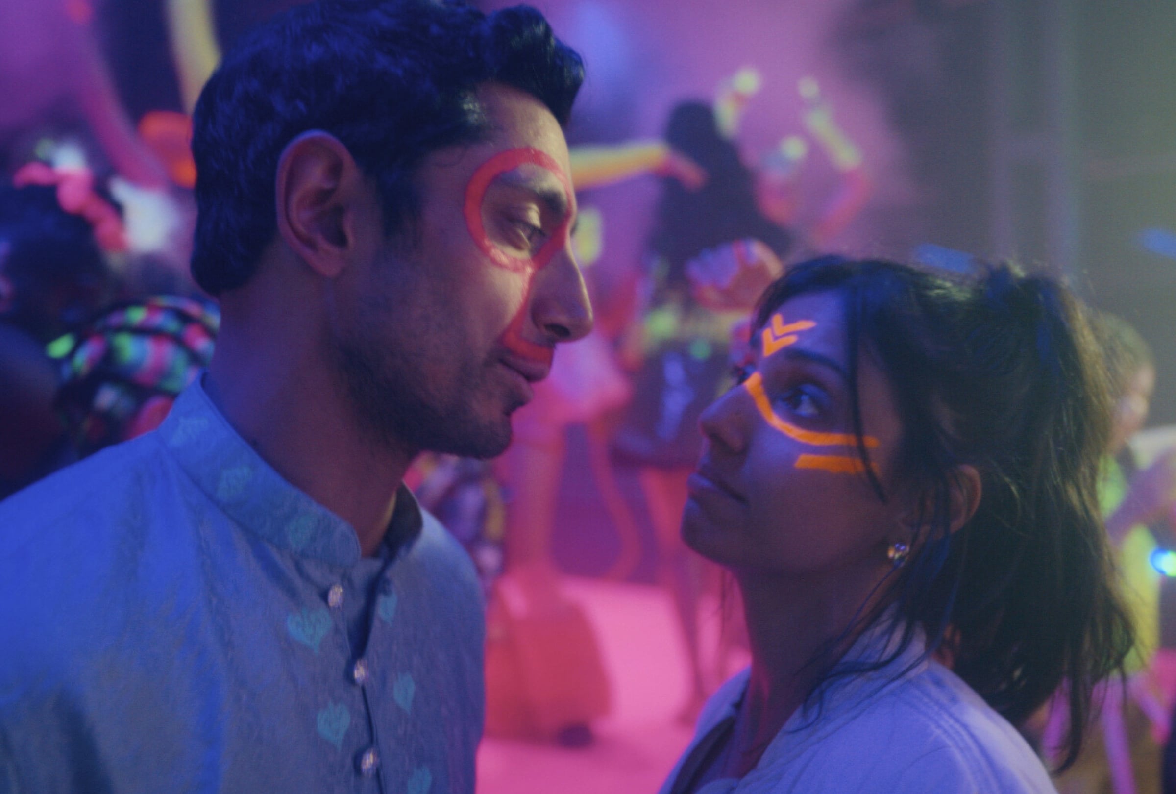 Riz Ahmed interpreta a Shah Latif y Aasiya Shah interpreta a Q en la serie británica "Bait" (Foto: Amazon MGM Studios)