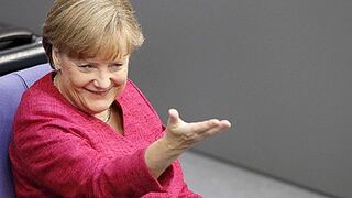 Francia presiona a Merkel para que fondo de rescate ayude a los bancos