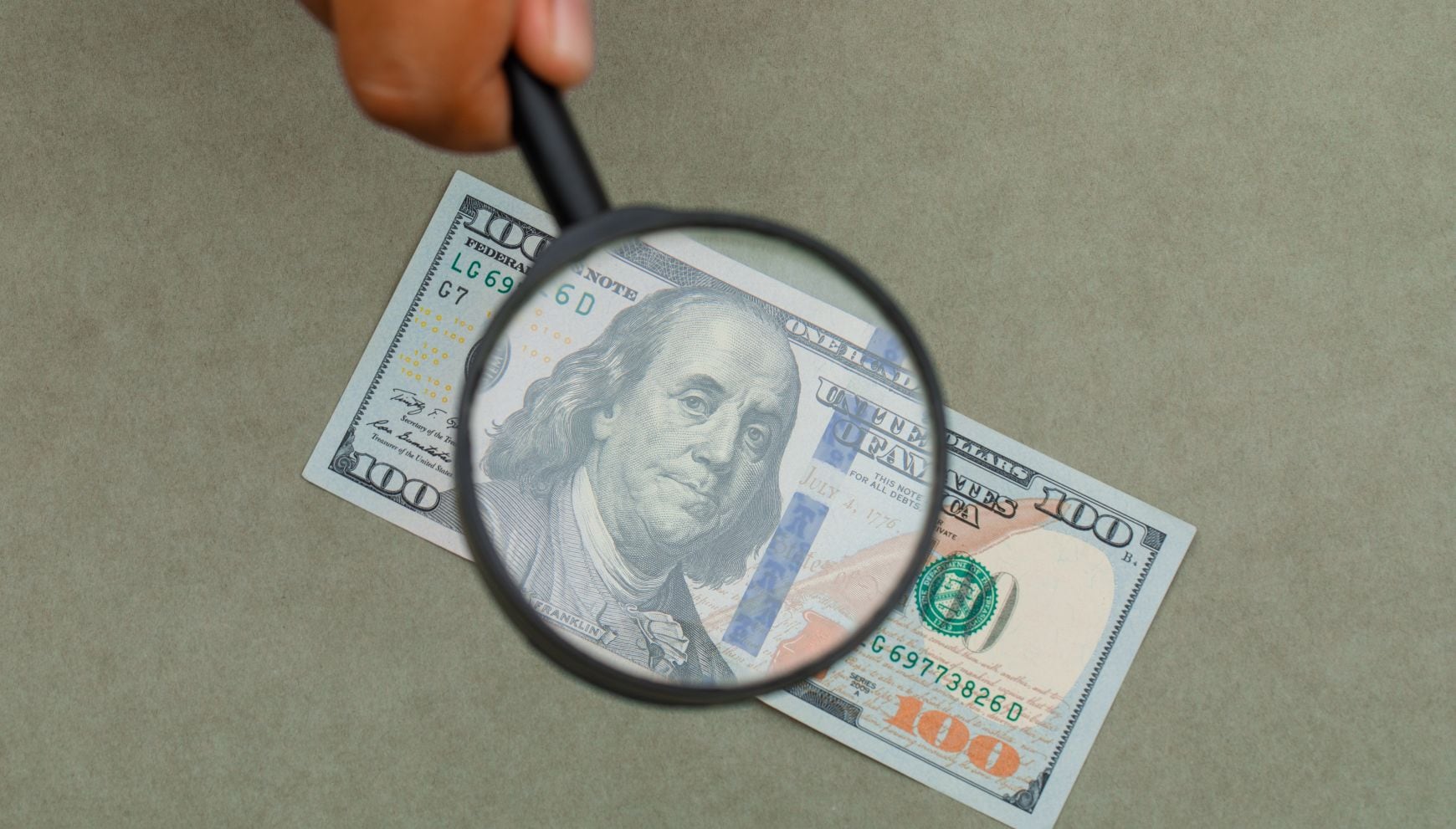 El Concejo justificó la medida por el riesgo fiscal tras retirar una consulta popular; el nuevo esquema fija aumentos escalonados hasta 2030 (Foto: Freepik)
