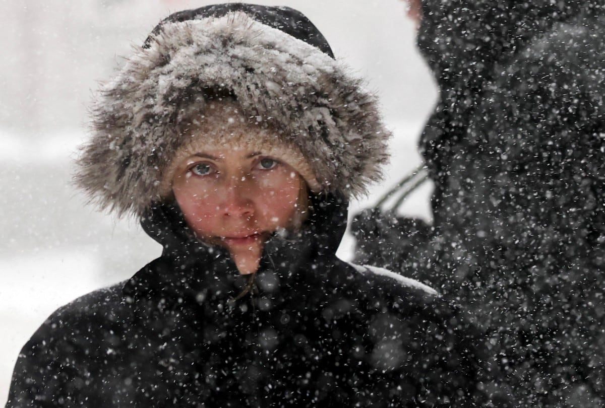 Una mujer camina bajo la nieve en el Upper West Side de Manhattan, Nueva York, el 25 de enero de 2026, tras la potente tormenta invernal que afectó gran parte de EE. UU. | Crédito: TIMOTHY A. CLARY / AFP