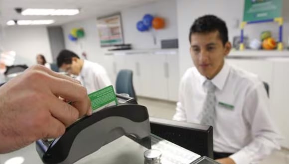 Personas con discapacidad visual podrán acceder a los servicios financierosn sin necesidad de pagar comisiones en ventanilla, en estos bancos. Foto: Interbank