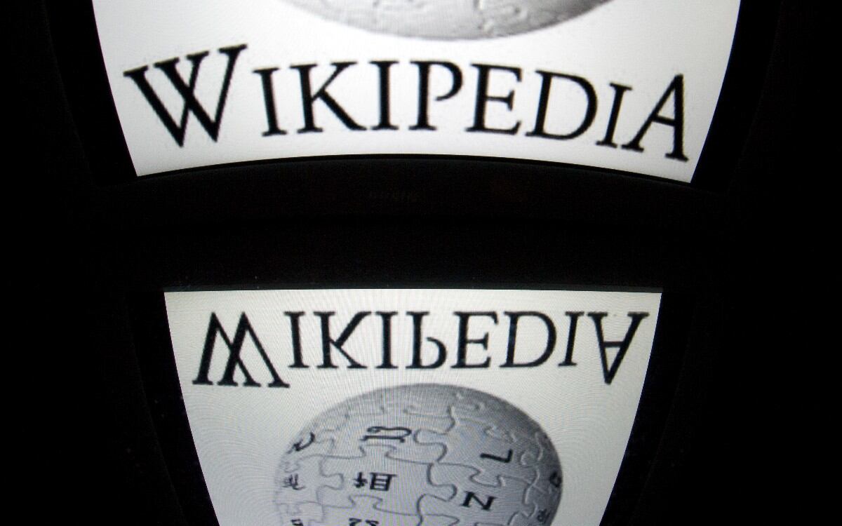 Wikipedia registra una caída en sus visitas humanas debido a que los usuarios ahora obtienen respuestas directamente desde herramientas de inteligencia artificial. (Foto: Lionel BONAVENTURE / AFP)