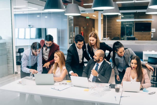 En Perú, existen empresas que han implementado estrategias efectivas de engagement, como la entrega de mayores beneficios a los colaboradores. (Foto: iStock)
