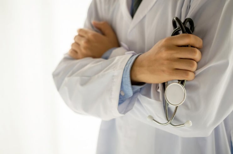 Carreras como medicina, derecho y farmacia ofrecen mayores beneficios salariales a largo plazo. (Foto referencial: Freepik)