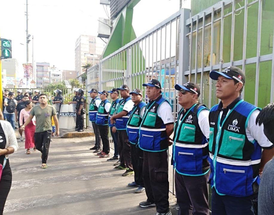 Mediante una resolución, se aprobó la estandarización de las características de grilletes, escudos, gas pimienta y pistolas eléctricas para serenos, bajo criterios de uso defensivo y respeto a los derechos humanos. (Foto: MML)
