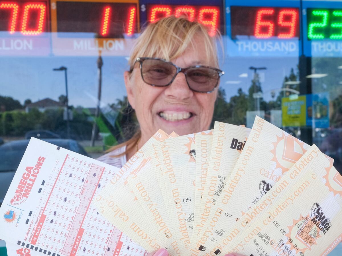 Una ciudadana con un grupo de boletos de Mega Millions marcados y listos para coincidir con los números afortunados (Foto: Mega Millions)