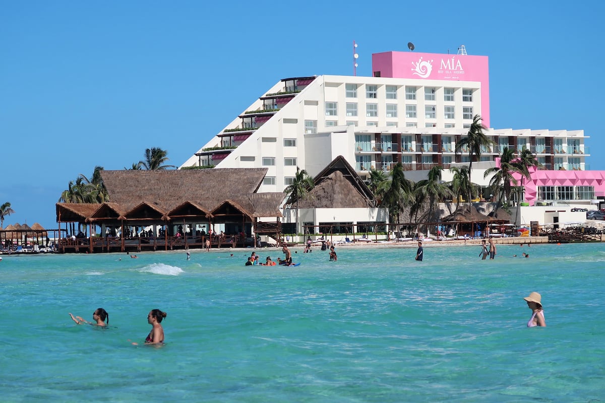México continúa con sus actividades turísticas, pues representa un 8% de sus ingresos económicos. En la foto, el emblemático balneario de Cancún, en Quintana Roo. EFE/Alonso Cupul