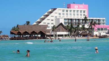México continúa con sus actividades turísticas, pues representa un 8% de sus ingresos económicos. En la foto, el emblemático balneario de Cancún, en Quintana Roo. EFE/Alonso Cupul