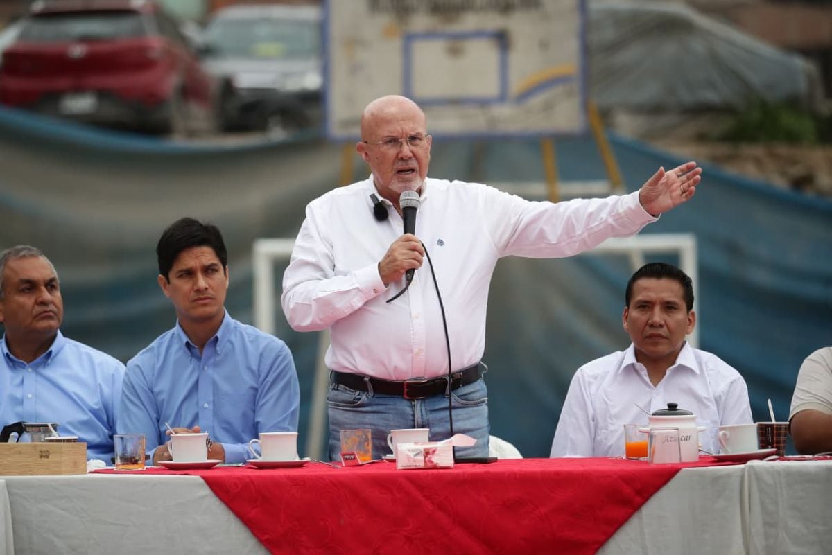 Carlos Bruce cuestiona a presidente del JNE por falta de definición de credenciales