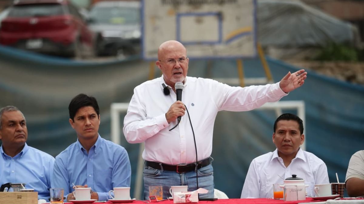 Carlos Bruce cuestiona a presidente del JNE por falta de definición de credenciales