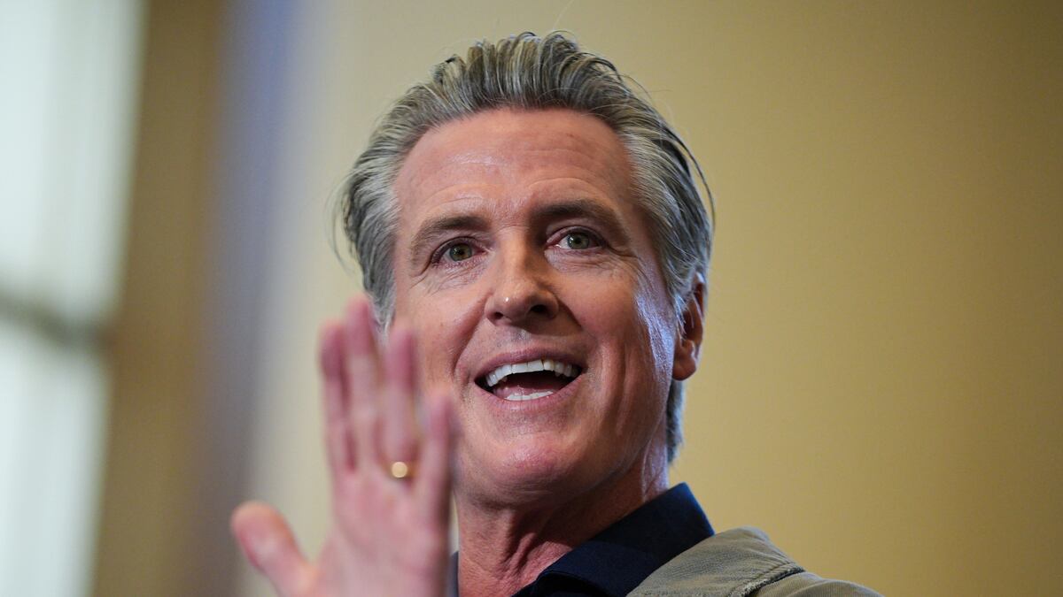 Newsom amplió las reglas para vender bebidas alcohólicas en California: ¿qué productos están incluidos y cómo afecta a los consumidores?
