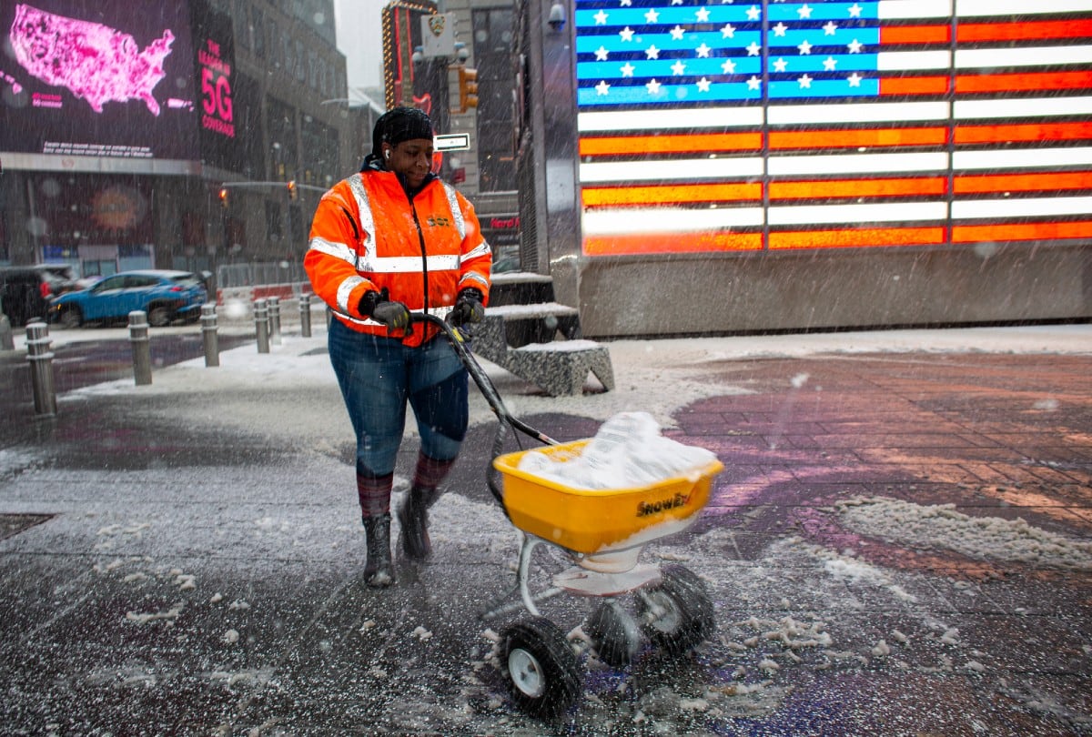 La tormenta invernal en EE.UU. obliga a las autoridades a reforzar medidas para mantener carreteras seguras pese al frío extremo. | Crédito: Kena Betancur / AFP