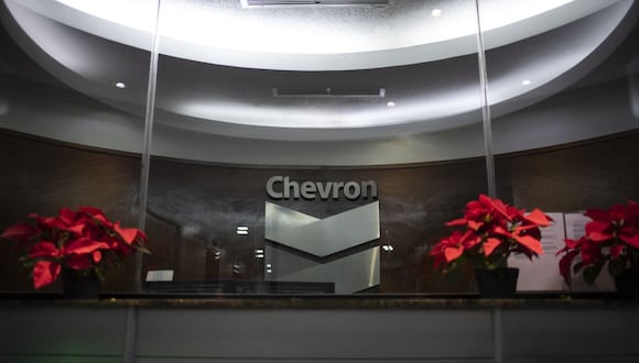 El logotipo de Chevron Global Technology Services Company se ve en una oficina administrativa en Caracas el 29 de noviembre de 2022. (Foto de Yuri CORTEZ / AFP)