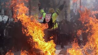 París: los "chalecos amarillos" se enfrentan con la policía en nueva jornada de protestas
