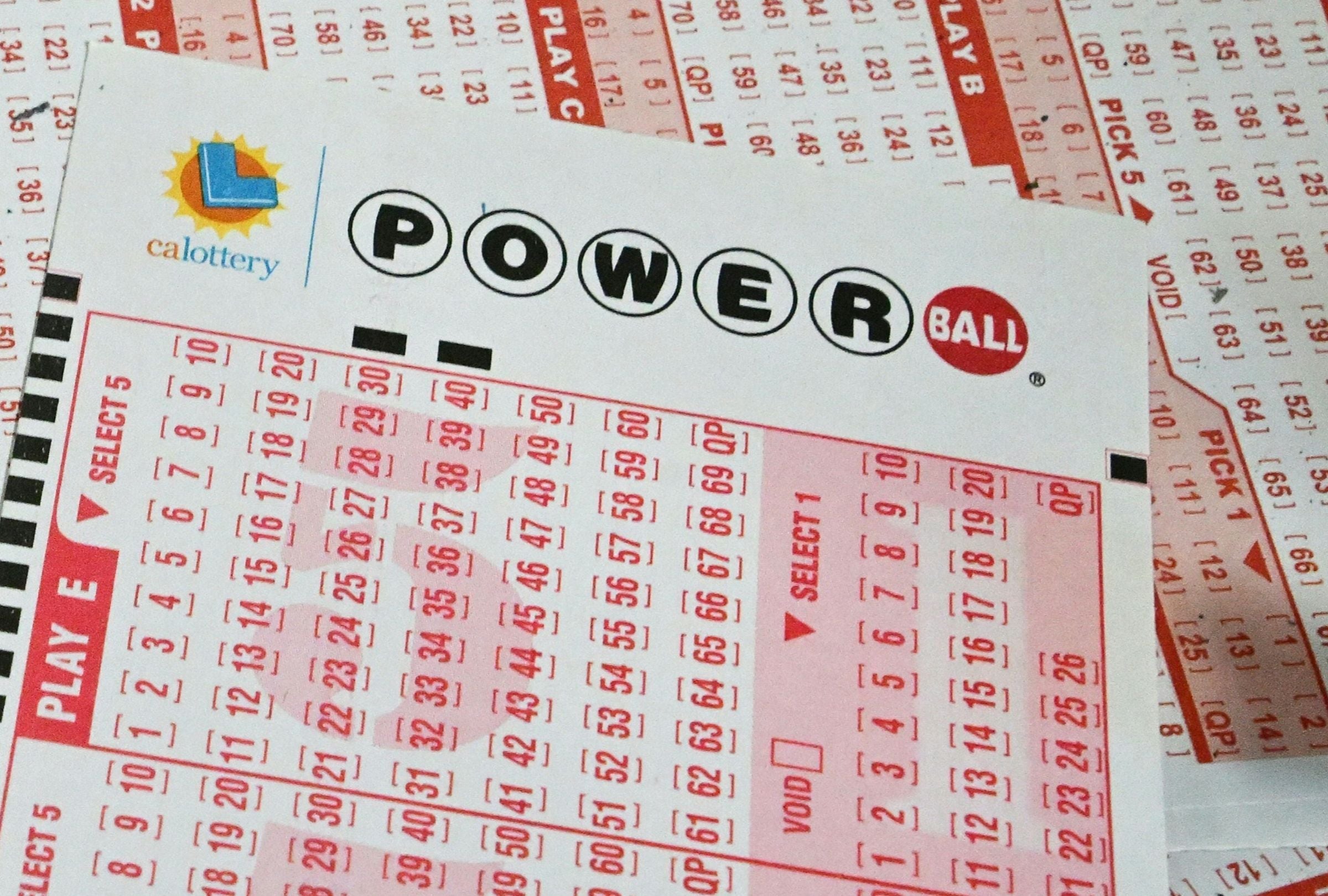 En esta nota conocerás los resultados del sorteo del Powerball del lunes 19 de enero y descubrir si alguien se quedó con el premio mayor. (Foto: Frederic J. BROWN / AFP)