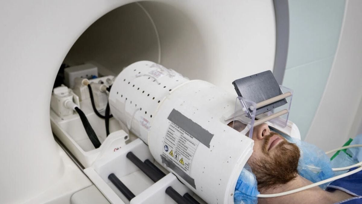 Un voluntario participa en una simulación de examen médico mediante resonancia magnética en el IRM Iseult Magneton 11,7 T del Comisariado de Energía Atómica francés en Gif-sur-Yvette (Francia) ALAIN JOCARD / AFP