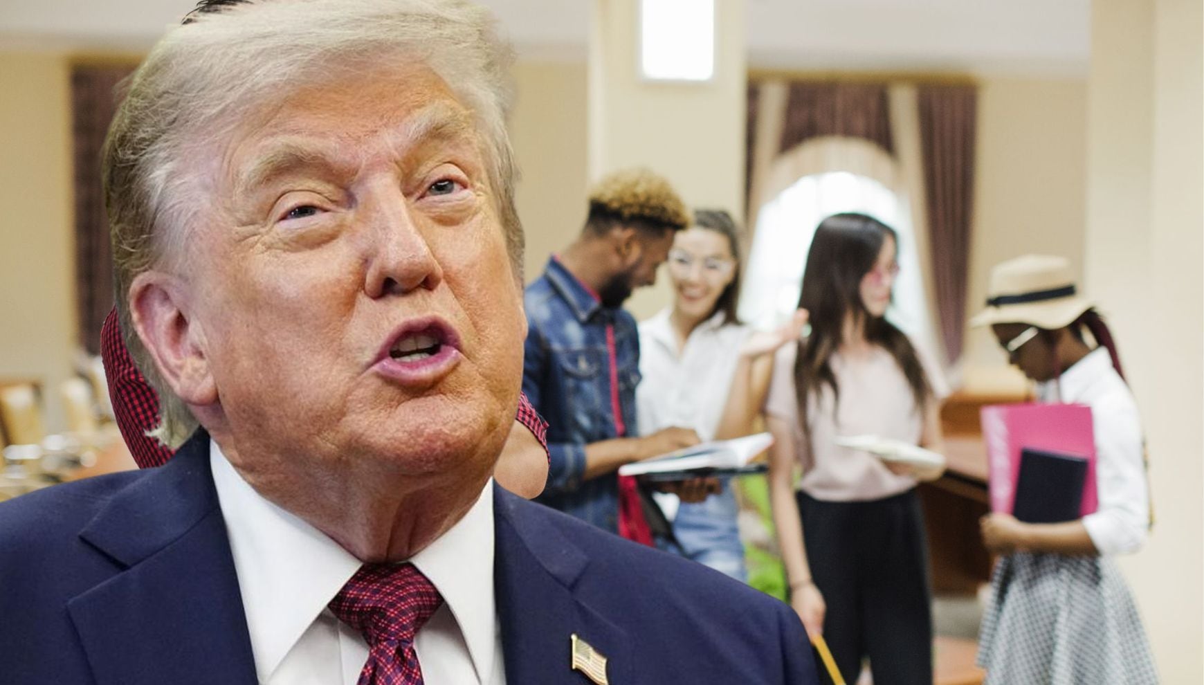 La administración Trump estudia imponer una tarifa de US$100,000 ligada al programa OPT, el permiso que permite a miles de graduados internacionales trabajar hasta tres años en Estados Unidos, una medida que podría cambiar por completo el atractivo de las universidades estadounidenses para estudiantes extranjeros (Foto: EFE/EPA/Bonnie Cash / POOL / Magnific)