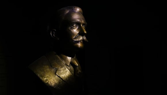 ARCHIVO - El busto en bronce de Pierre de Coubertin en la entrada del Comité Olímpico Helénico, en Atenas, el 2 de abril de 2024. (AP Foto/Petros Giannakouris)
