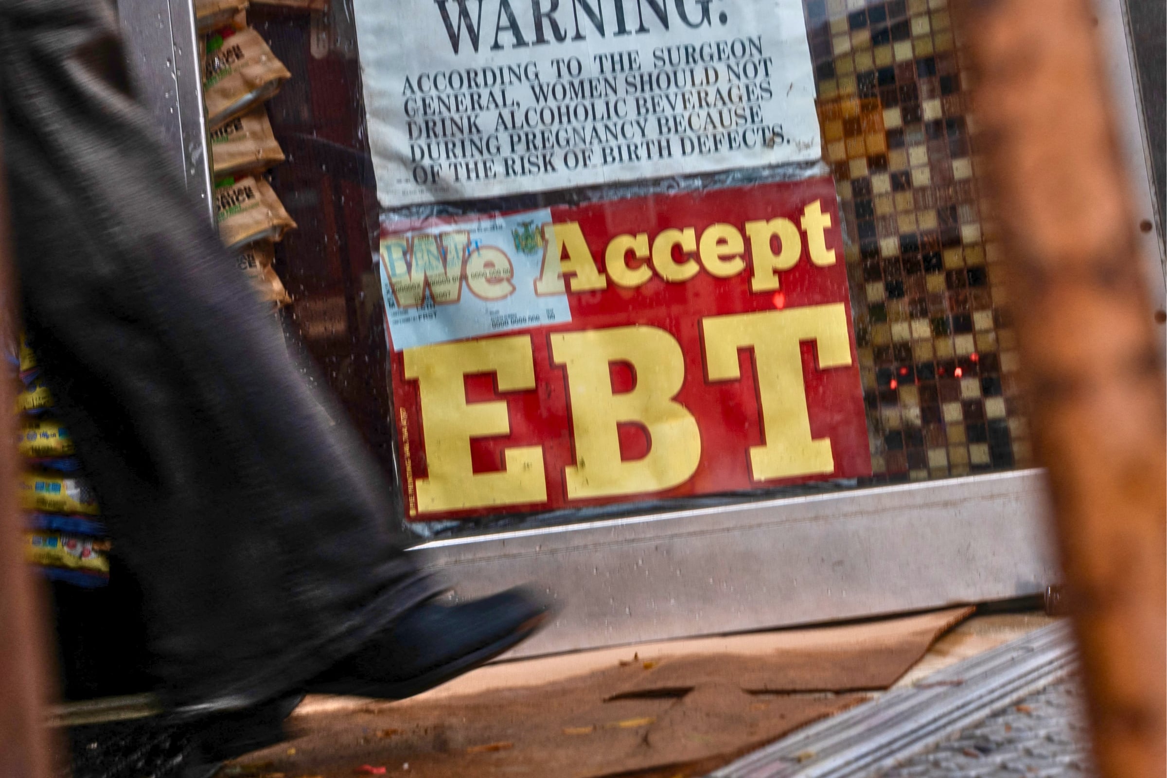 Imagen de una tienda en Nueva York, en la que se ve un letrero comunicando a su clientela que acepta pagos con los beneficios SNAP (Foto: AFP)