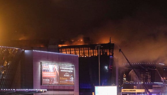 Los bomberos combaten un incendio en la sala de conciertos Crocus City Hall tras un tiroteo en Krasnogorsk, en las afueras de Moscú, Rusia, el 22 de marzo de 2024 | Foto: EFE/EPA/MAXIM SHIPENKOV